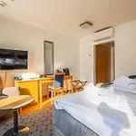 Rantapuisto 4*