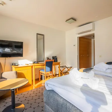 Rantapuisto 4*