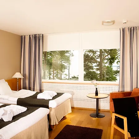 Rantapuisto 4*